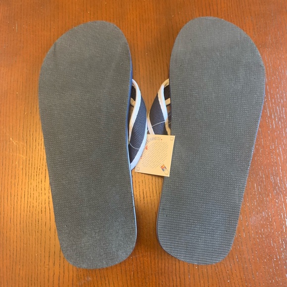 New York Yankee flip flops - Picture 3 of 3